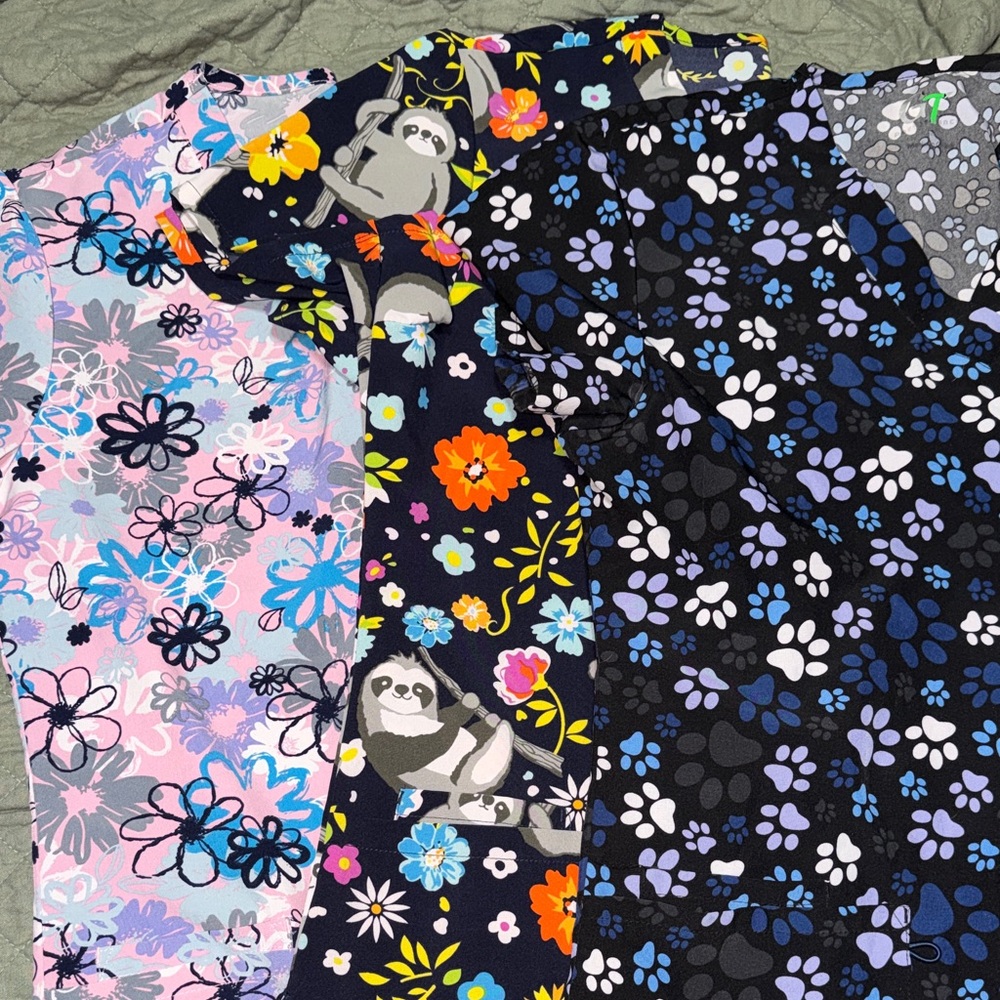 Medium Scrub Tops - Bundle of 7 - Picture 8 of 11